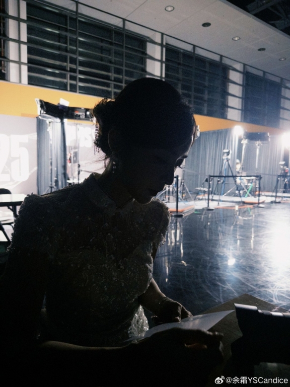 NiKo锤烂桌子 赛后开怀大笑展示众人